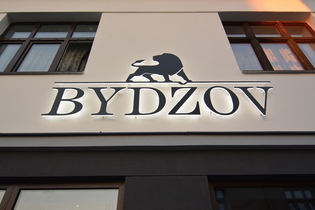 Světelný nápis pro společnost Bydžov - kvalitní české křišťálové osvětlení