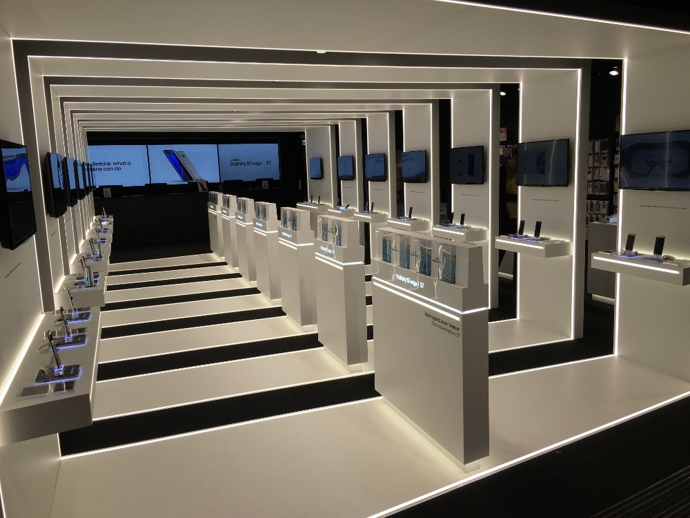 Výroba a instalace Samsung akvárií v Samsung Mobile Store v německém Frankfurtu