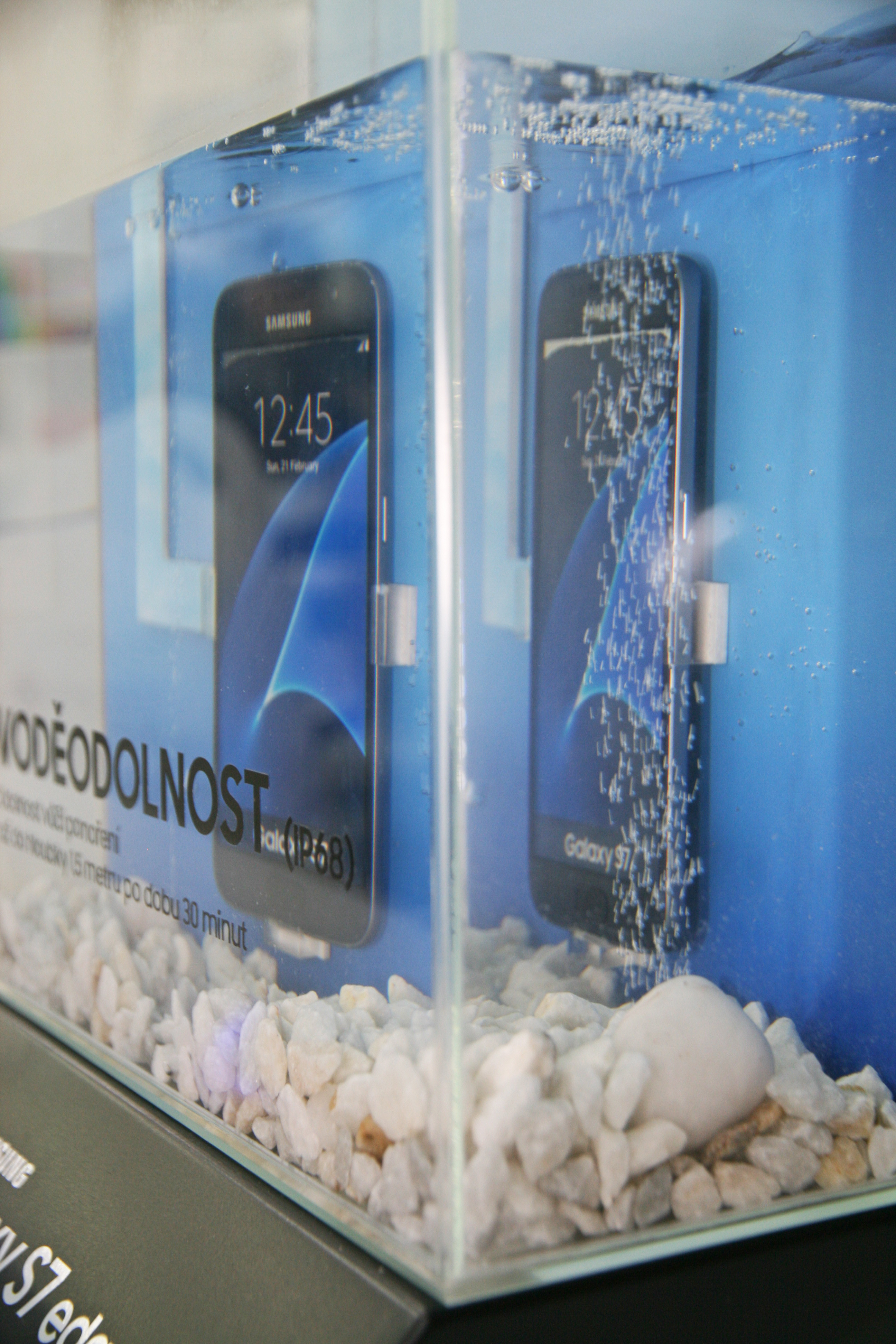 Výroba vodních akvárií pro testování voděodolnosti telefonů značky Samsung